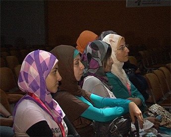 شابات من غزة يعبرن إلى عالم السينما .. 366154507