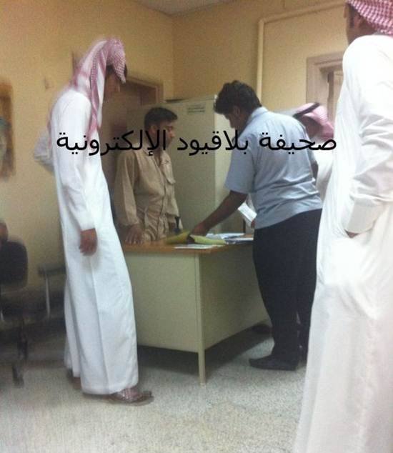 بالصور .... عامل نظافه يقوم 340400600.jpg