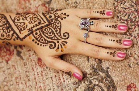 تصميمات رائعة لنقش الحناء لعروس