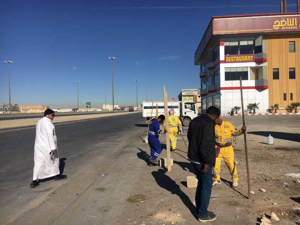 بلدية شمال الرياض تزيل ٨ أكشاك بيع شاي جمر مخالفة على طريق القصيم صحيفة صوت المواطن