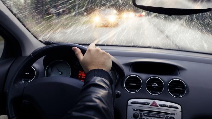 نصائح هامة لسلامتك خلال قيادة السيارة تحت المطر 239076876